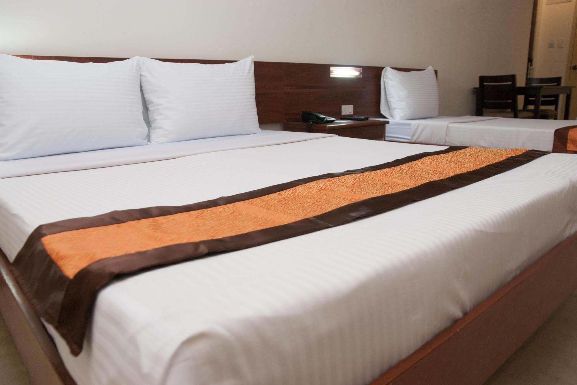 M Suites Hotel Makati City Exterior photo