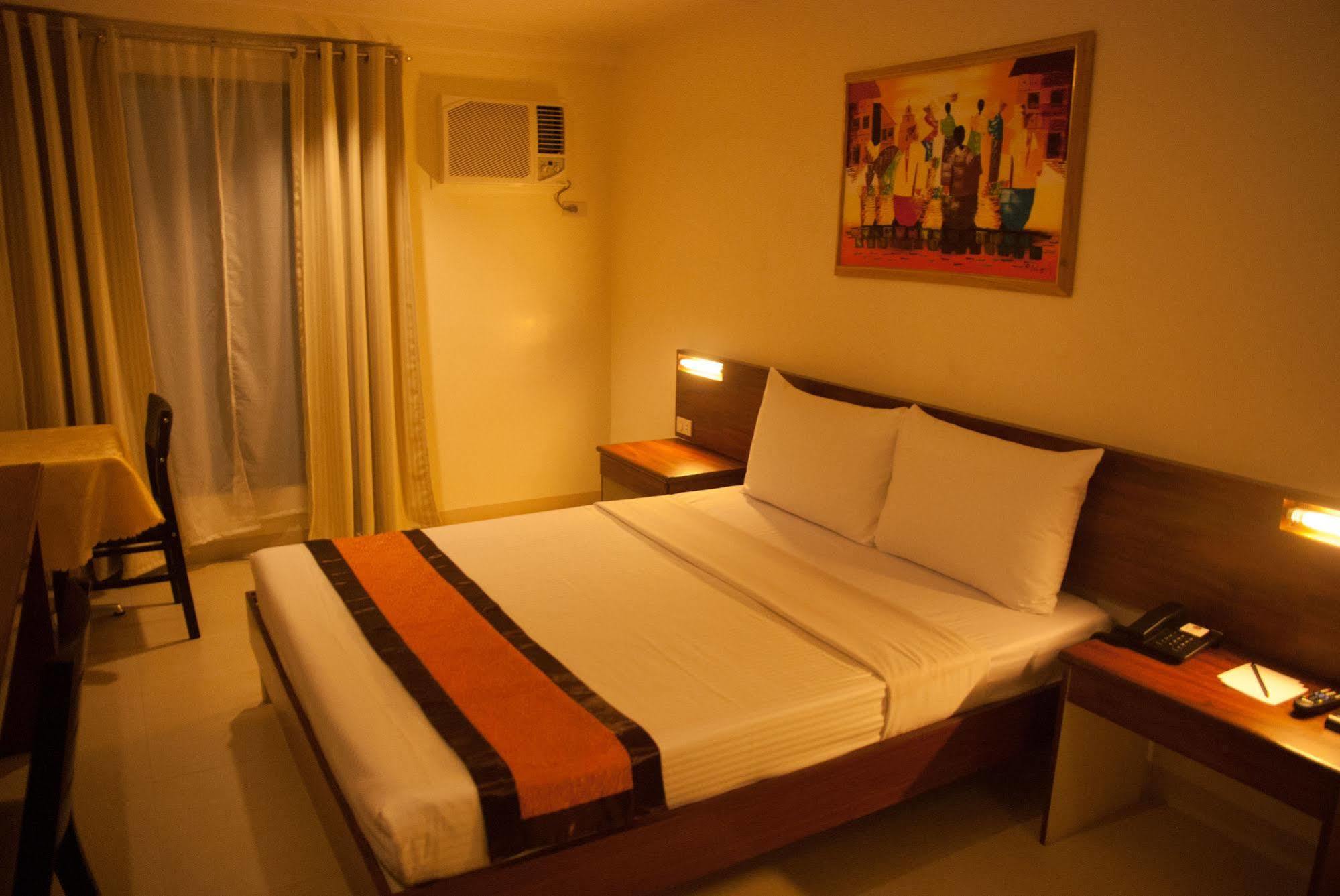 M Suites Hotel Makati City Exterior photo
