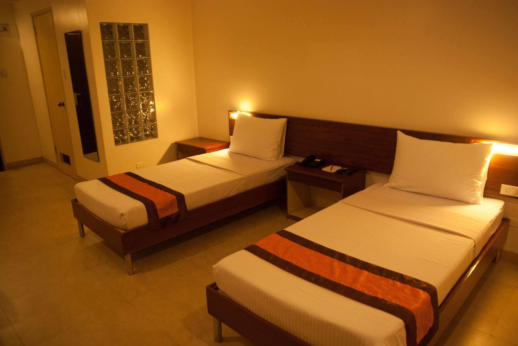 M Suites Hotel Makati City Exterior photo