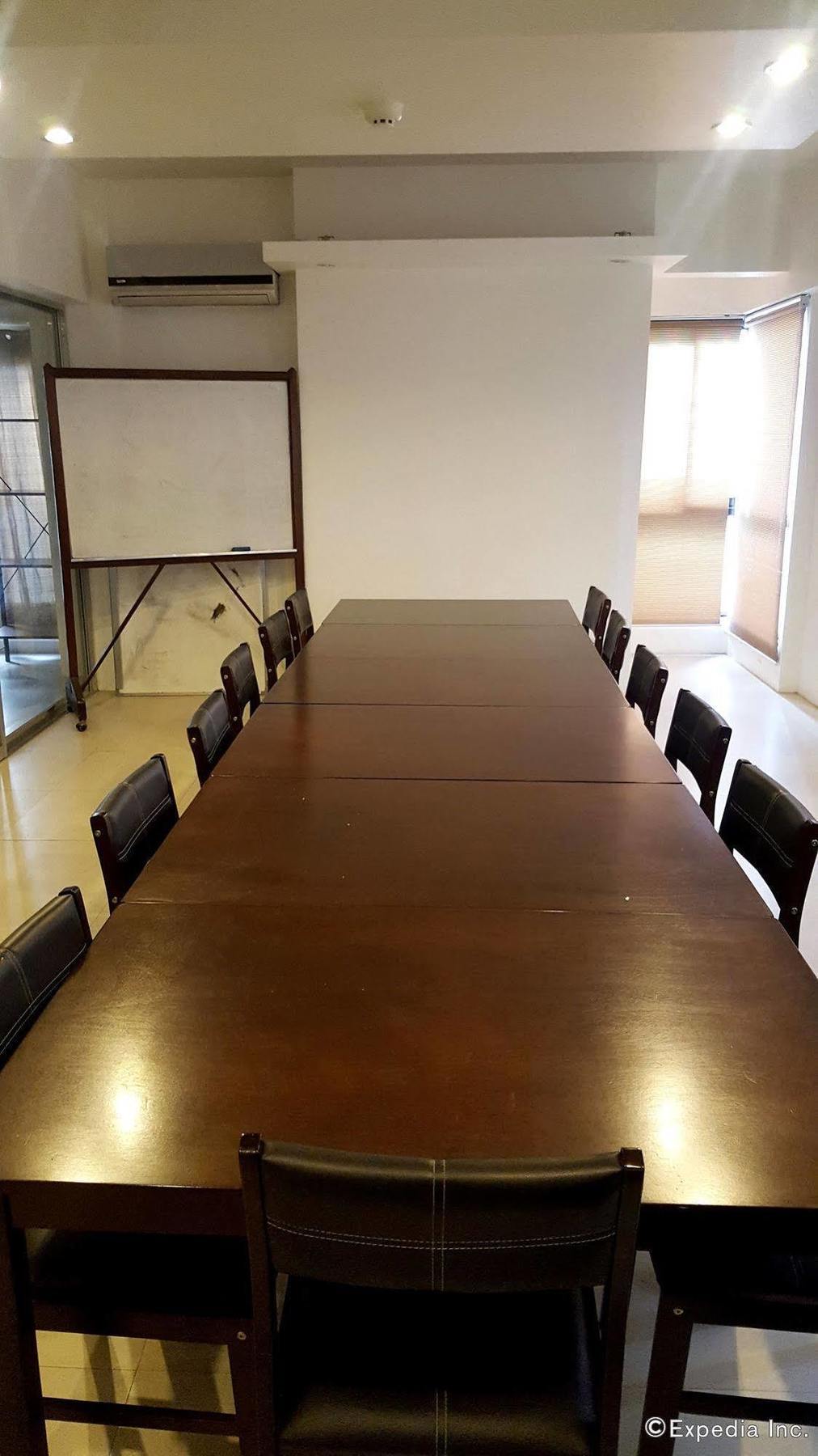 M Suites Hotel Makati City Exterior photo